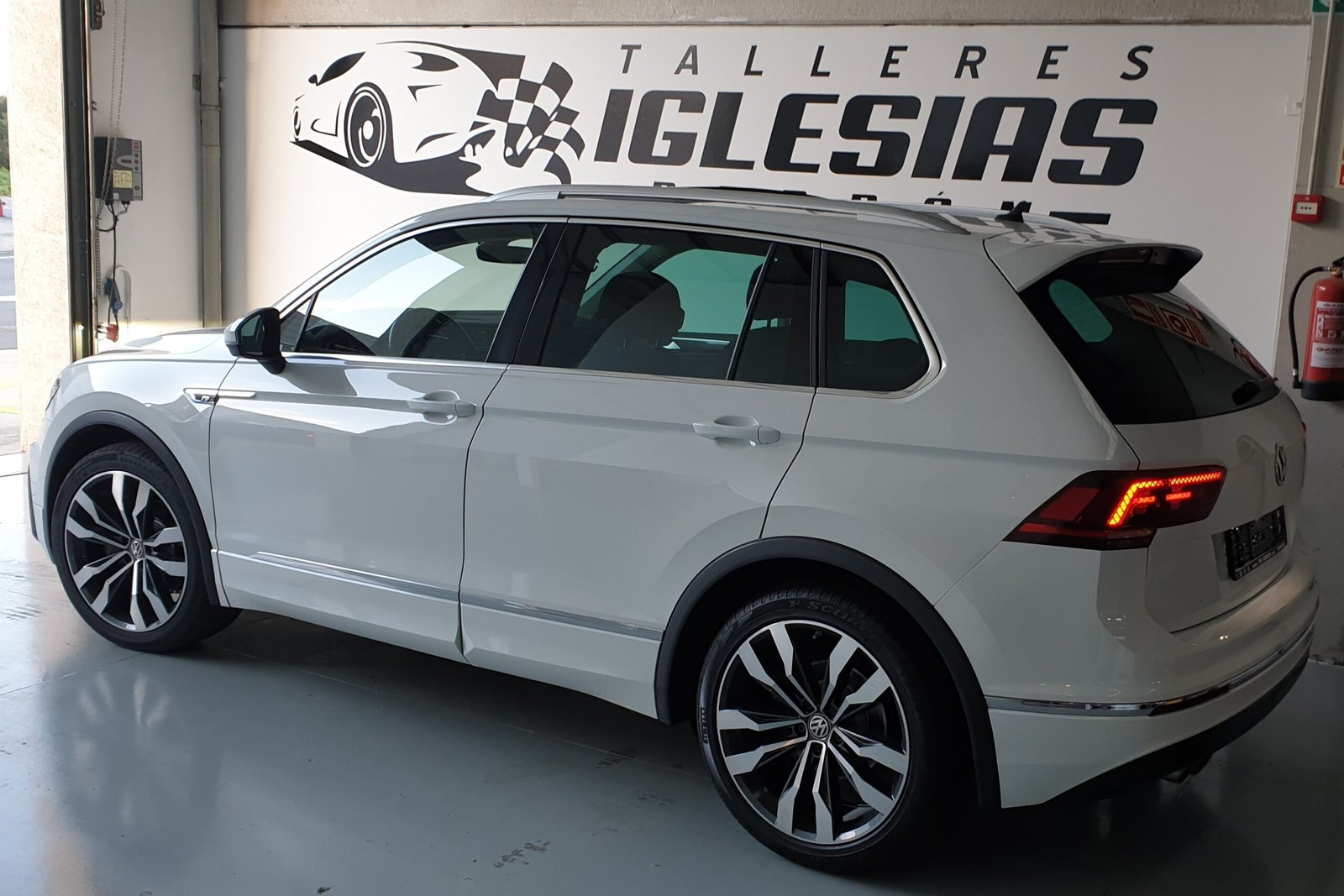 VOLKSWAGEN TIGUAN R line