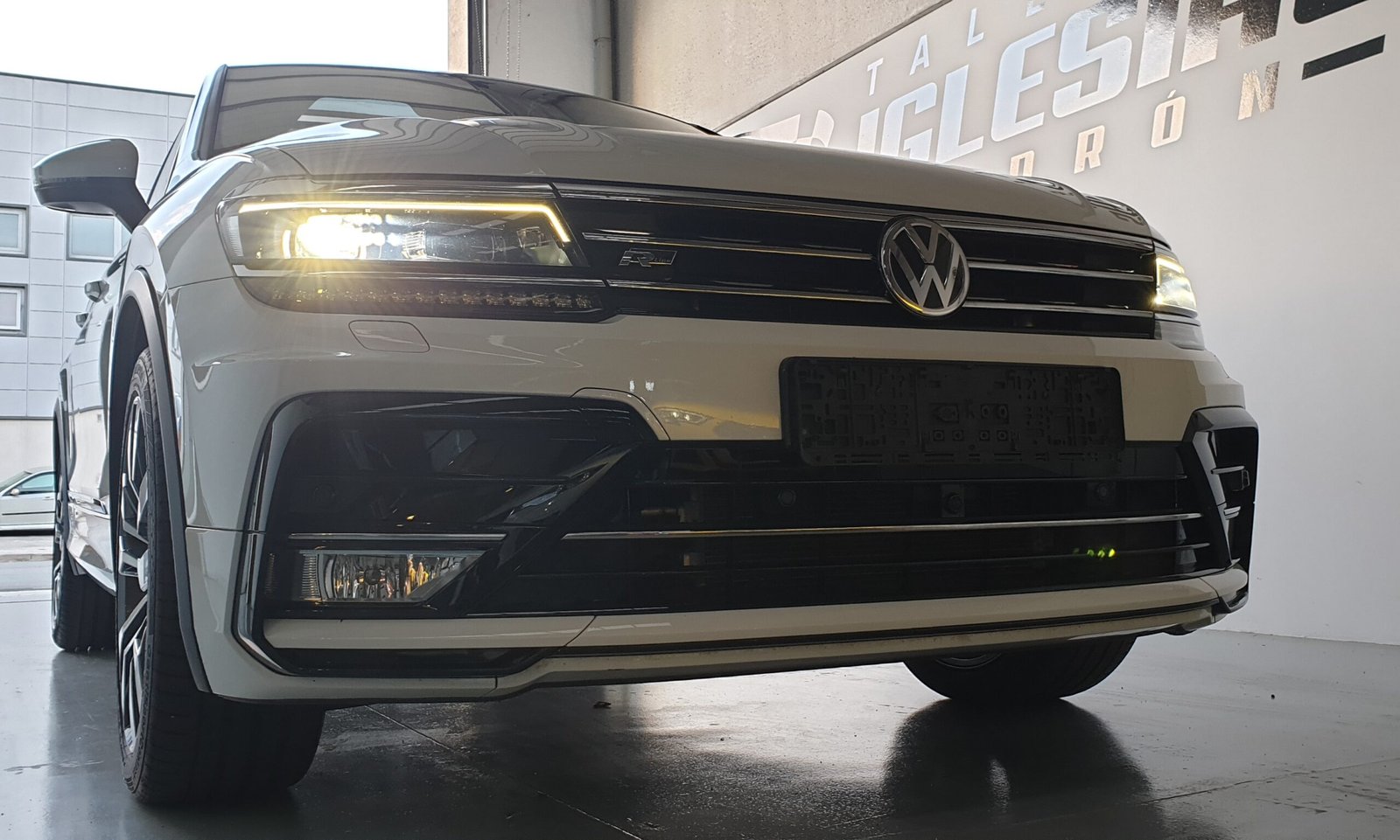 VOLKSWAGEN TIGUAN R line