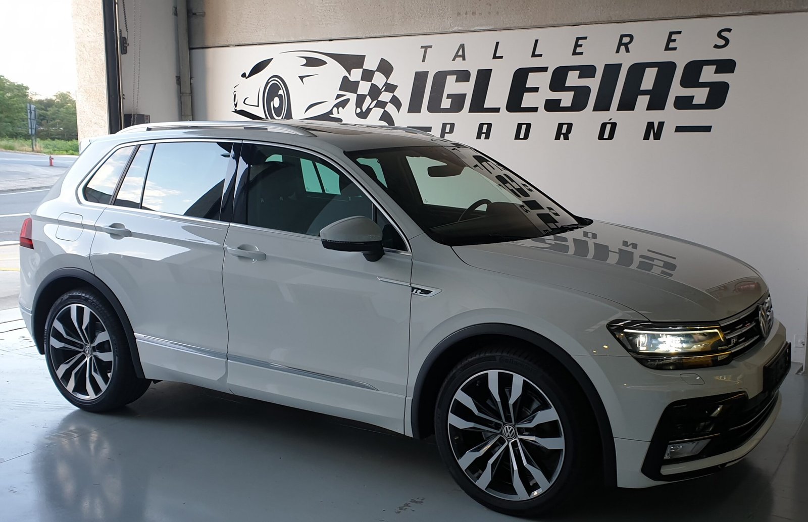 VOLKSWAGEN TIGUAN R line