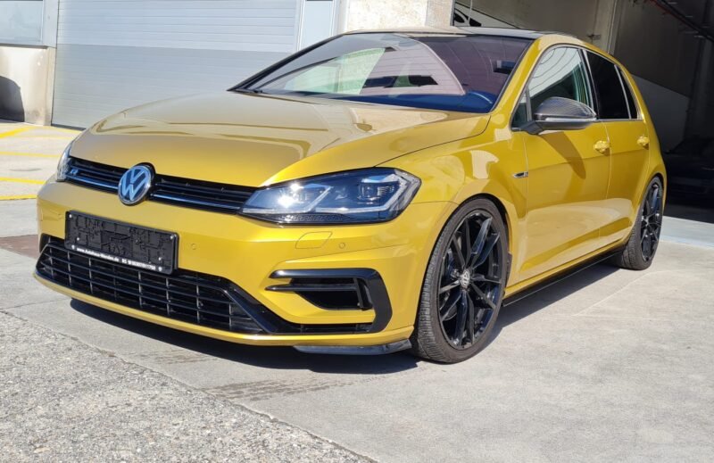 VOLKSWAGEN Golf R SEDAN