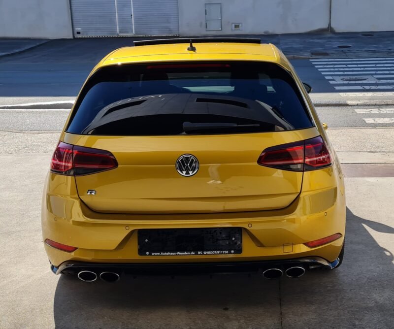 VOLKSWAGEN Golf R SEDAN