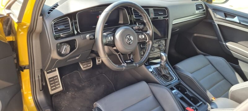 VOLKSWAGEN Golf R SEDAN