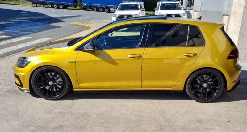 VOLKSWAGEN Golf R SEDAN