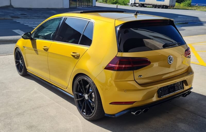 VOLKSWAGEN Golf R SEDAN