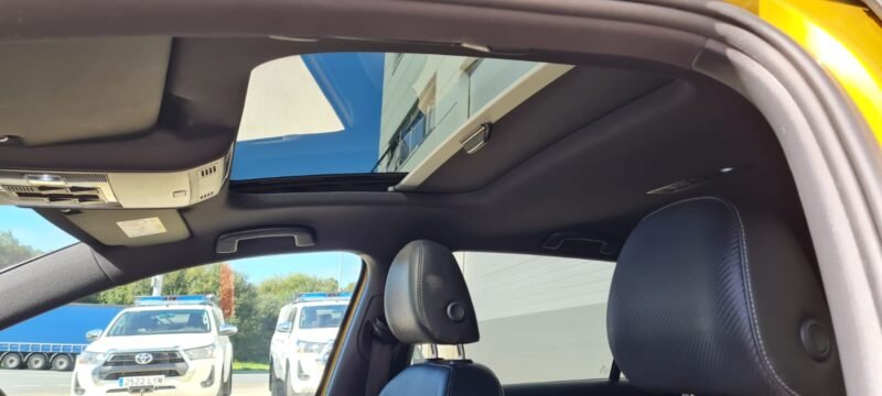 VOLKSWAGEN Golf R SEDAN