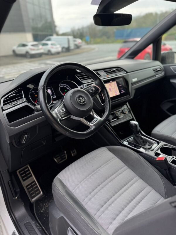 VOLKSWAGEN Touran R line